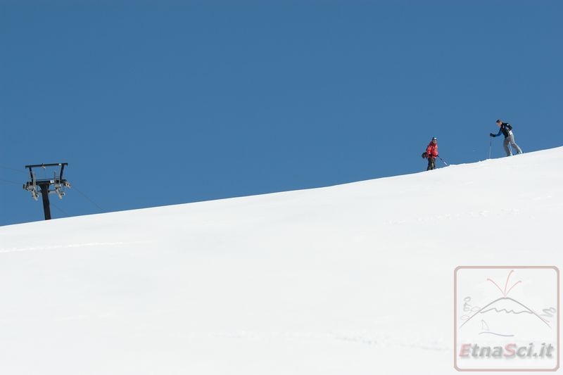 DPP_058 [800x600].JPG - Una scommessa con qualche addetto della Funivia: riusciremo a sciare sulla Montagnola senza fare uscire sassi ( 10 cm di neve, ma molto compatta!)